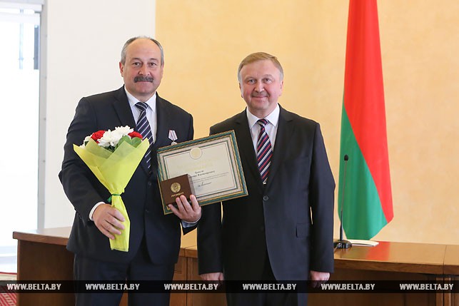 Премьер-министр Беларуси Андрей Кобяков вручил награду заместителю министра сельского хозяйства и продовольствия Владимиру Гракуну.