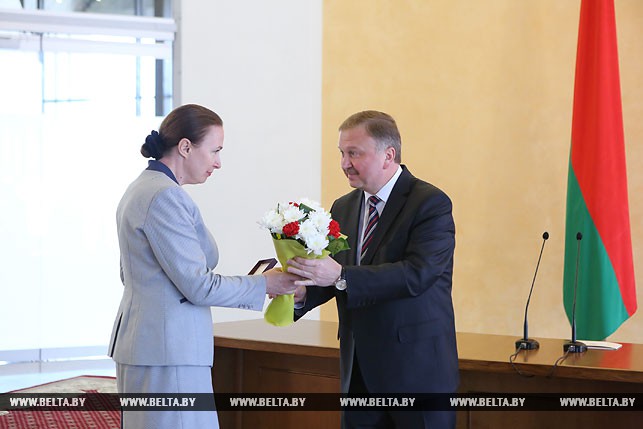 Премьер-министр Беларуси Андрей Кобяков вручил награду заместителю председателя Могилевского областного суда Светлане Буряко.