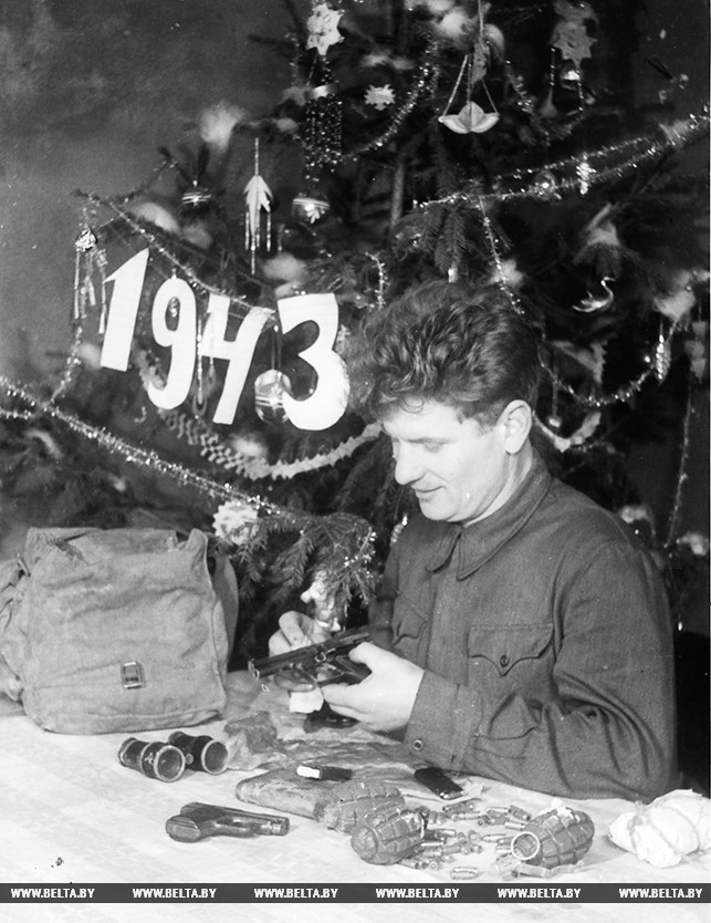 Член брестского подполья Василий Нестеренко в ночь под новый 1943 год готовится к выполнению боевого задания. 1942 год