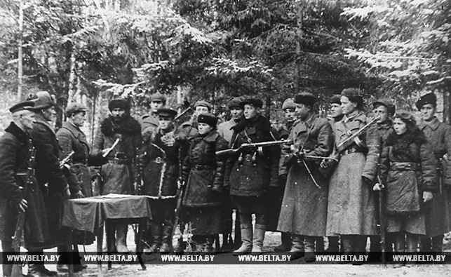 Бойцы партизанского отряда имени Суворова принимают присягу. 1943 год