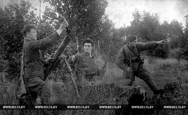 Партизаны ведут минометный огонь по немецкому гарнизону. 1942 год
