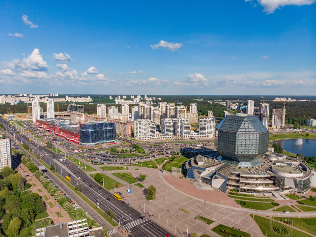 Вид на комплекс "Маяк Минска" со стороны Национальной библиотеки