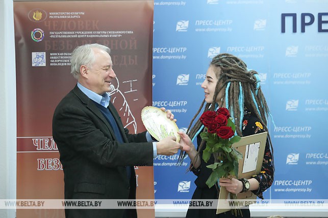 Народный артист Беларуси Виктор Манаев вручает награду Софии Ворса