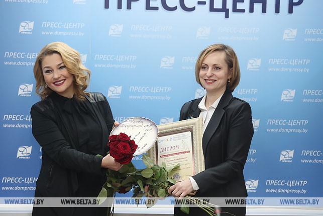 Анастасия Тиханович вручает награду создателю инклюзивного хора Елене Масловой