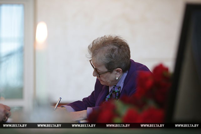 Глава представительства ЕС в Беларуси Андреа Викторин оставляет запись в книге соболезнований.