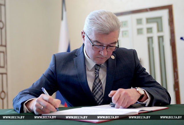 Министр здравоохранения Валерий Малашко оставляет запись в книге соболезнований.
