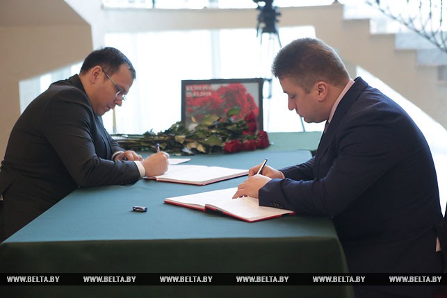 Заместитель председателя Мингорисполкома Игорь Юркевич оставляет запись в книге соболезнований (справа).