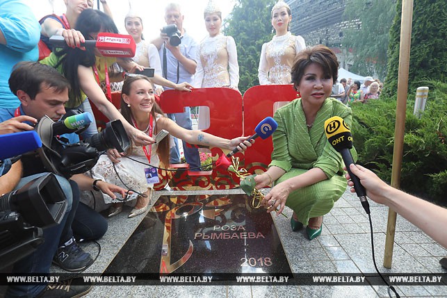 Роза Рымбаева во время церемонии открытия именной плиты