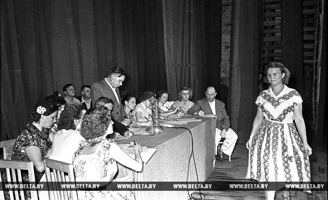 Жюри г. Бреста просматривает фасоны платьев. 1957 год