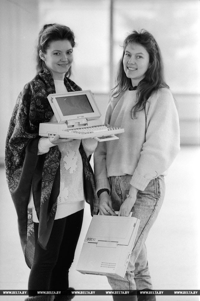Модные "гаджеты": первый отечественный портативный компьютер ПК-300. Его демонстрируют инженеры СКБ Т.Дереченик (слева) и М.Ткачева, принимавшие участие в его разработке. 1992 год
