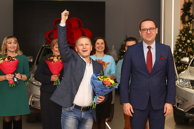 Руководитель пресс-службы "Евроопт" Егор Хрусталев вручил ключи от квартиры в Минске самому удачливому покупателю 98-го тура!