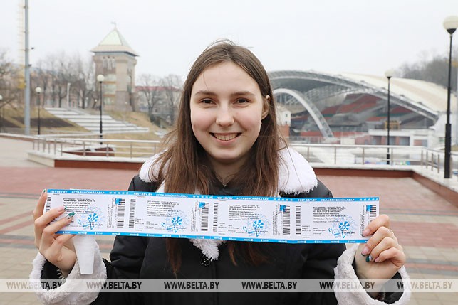 Вероника Овчинникова с билетами на концерт