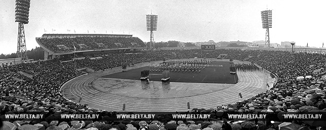 Минский стадион "Динамо" во время торжественного открытия футбольного турнира Олимпиады-80. 20 июля 1980 года