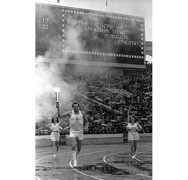 Олимпийский огонь на минском стадионе "Динамо" несет трехкратный олимпийский чемпион Александр Медведь. 20 июля 1980 года