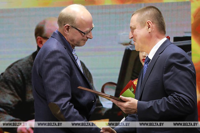 Во время поздравления заместителя главного редактора газеты "Вестник Могилева" Юрия Романова
