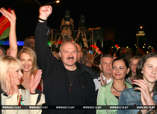 Александр Лукашенко во время акции "Споем гимн вместе!". Минск, 3 июля 2007 года