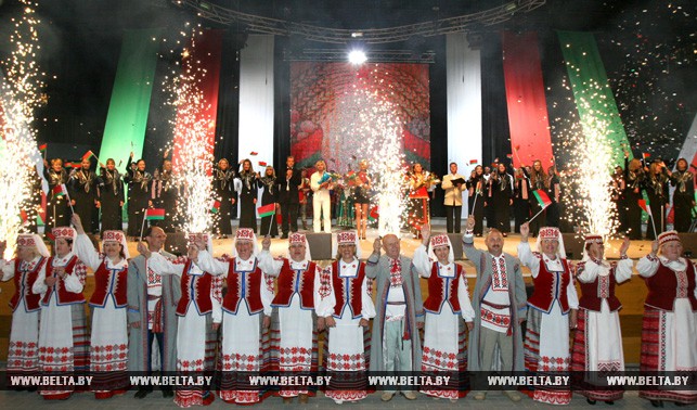Акция "Споем гимн вместе!" в Витебске. 3 июля 2007 года