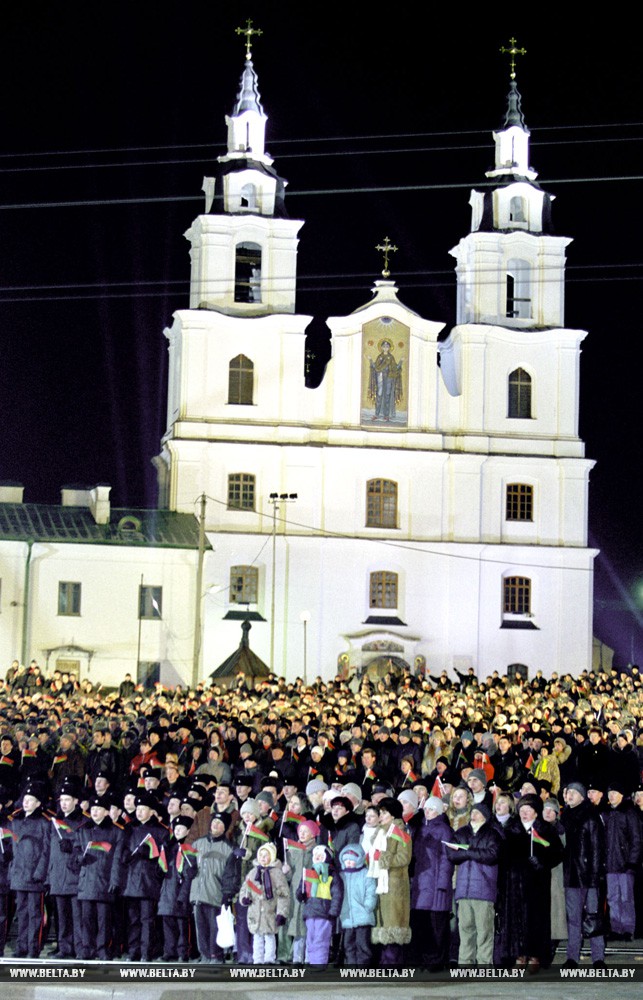 Около 2,5 тысяч человек приняли участие в акции "Споем гимн вместе". Во время записи гимна. Минск, 2002 год