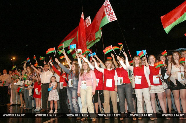 Акция "Споём гимн вместе" на центральной площади Гомеля. 3 июля 2007 года