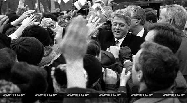 Визит в Республику Беларусь Президента США Билла Клинтона. Билл Клинтон приветствует жителей Минска. Январь 1994 года