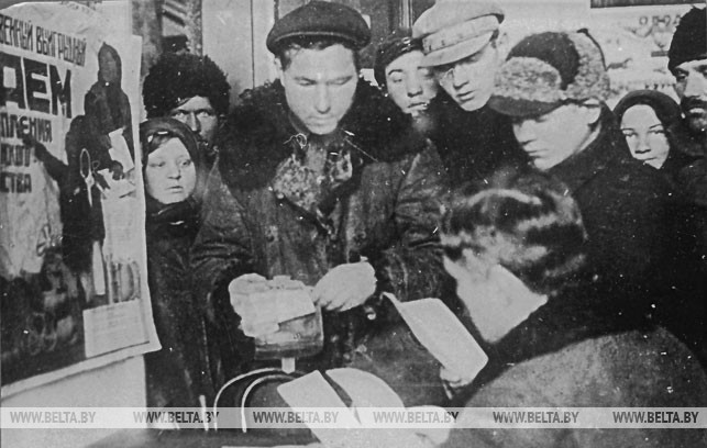 Крестьяне одного из сельсоветов Беларуси покупают облигации Государственного займа. 1926 год