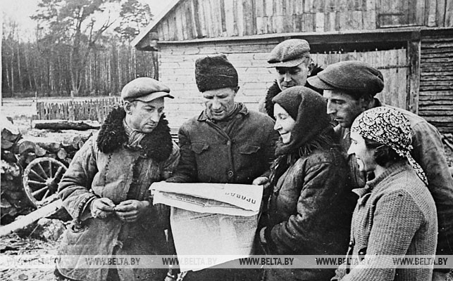 Бывшие батраки польской помещицы Бийской, получившие землю, читают газету "Правда". 1939 год