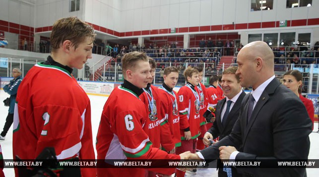 Председатель ФХБ Геннадий Савилов во время награждения команды Беларуси