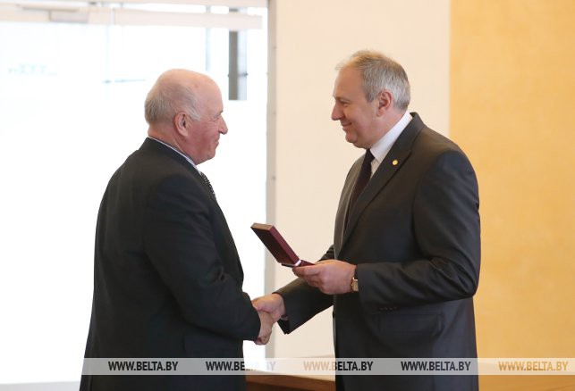 Директор Хотимского льнозавода Николай Курзенков награжден медалью "За трудовые заслуги"