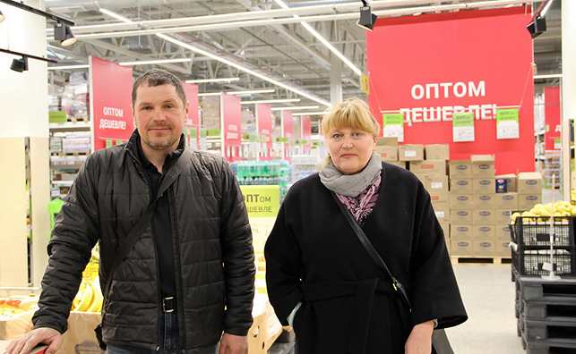 Предприниматели Людмила и Андрей Гиль приехали из Лепеля за товарами для своего магазина