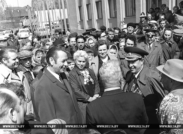 Петр Миронович Машеров беседует с бывшими партизанами и жителями Россонского района. 1972 год