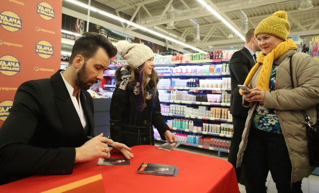 А также порадовал поклонников автограф-сессией прямо в торговом зале гипермаркета "Евроопт".