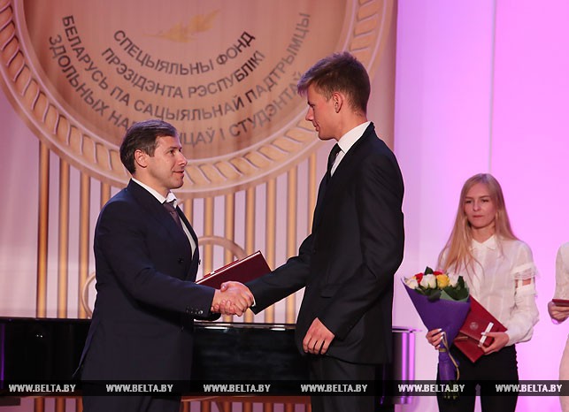 Руководитель Республиканского научно-практического центра трансплантации органов и тканей Олег Руммо награждает Кирилла Вербило