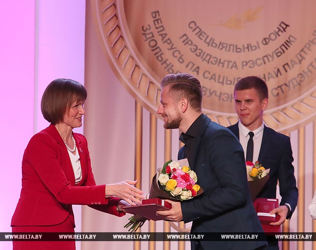 Председатель совета Специального фонда Президента Беларуси по поддержке талантливой молодежи Екатерина Дулова награждает Александра Гелаха.