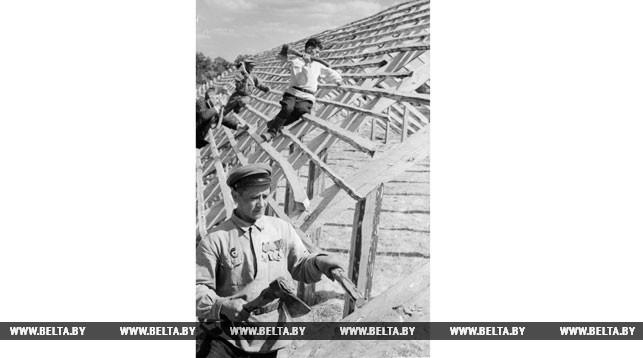 Фронтовики на строительстве жилья. 1947 год