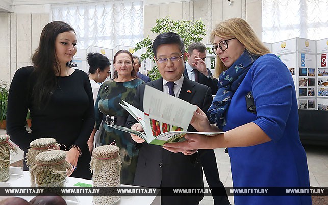 Чрезвычайный и Полномочный Посол КНР в Беларуси Цуй Цимин на выставке НАН Беларуси