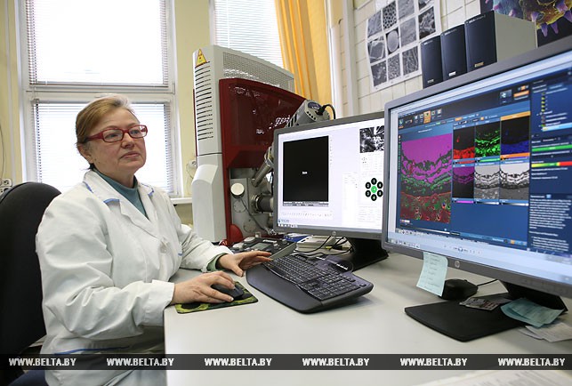 Научный сотрудник Татьяна Пинчук с помощью сканирующего электронного микроскопа "Mira3" исследует изделие, изготовленное на 3D-принтере