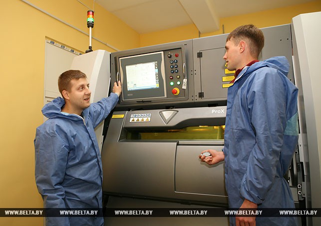 Младшие научные сотрудники Андрей Журавский и Николай Парницкий у 3D-принтера