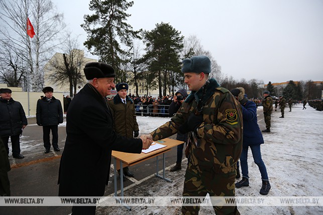 Михаил Мясникович поздравляет военнослужащего с принятим военной присяги