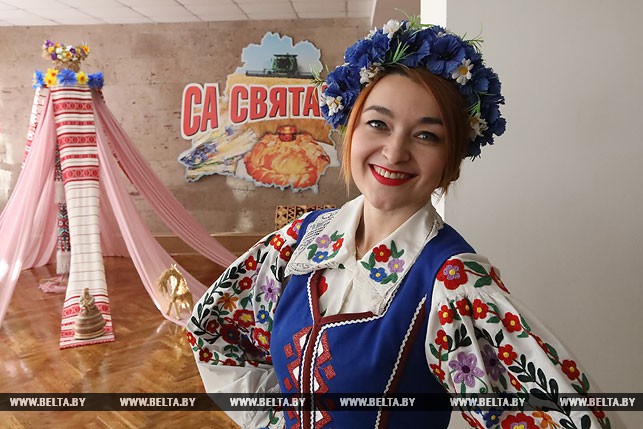 Участница праздника артистка фольклорного коллектива "Весялухi" Елена Головко