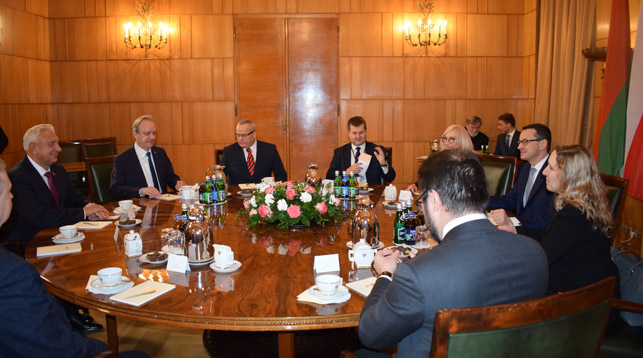 Во время встречи Михаила Мясниковича с Матеушем Моравецким. Фото посольства Беларуси в Польше