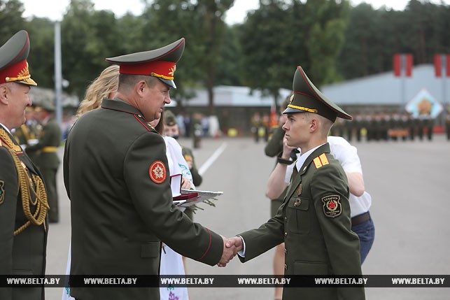 Министр обороны Республики Беларусь генерал-лейтенант Андрей Равков поздравляет лейтенанта Сергея Домнича