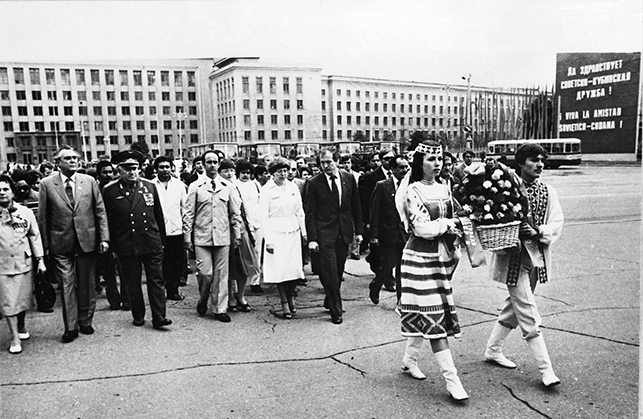 Во время фестиваля дружбы молодежи СССР и Кубы. Возложение цветов на площади Ленина в Минске. 1983 год
