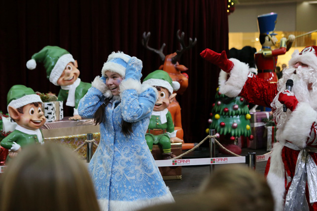 Дед Мороз и Снегурочка вовлекли детей в игры и щедро вознаградили самых старательных подарками