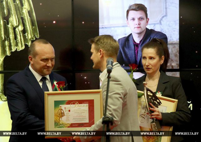 Владимир Жевняк вручает награду Михаилу Матиевскому