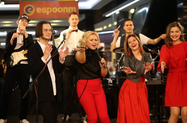 Инна Афанасьева не только разыграла главные призы этого тура, но и порадовала поклонников своим выступлением!