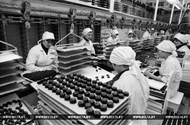 Минская фабрика "Коммунарка". На конвейере - шоколадные конфеты. 1983 год