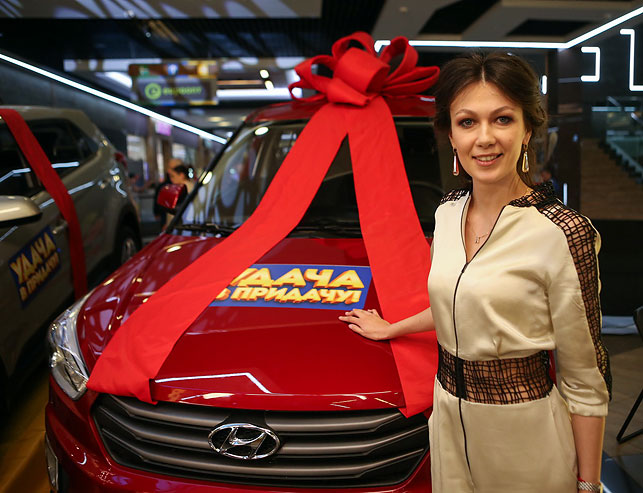Красный автомобиль выиграла Елена Левченко из Минска - удачу ей принесла белорусская певица Анастасия Винникова
