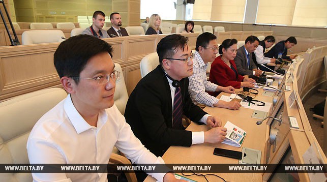 Во время встречи Михаила Мясниковича с китайскими журналистами