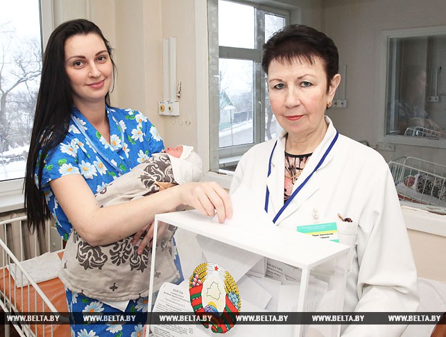Молодая мама Регина Рихтер и секретарь избирательной комиссии закрытого избирательного участка для голосования № 55 Ирина Кудрявцева