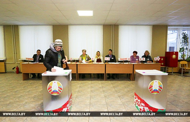 Алла Фролова на участке для голосования №34 в Минском государственном медицинском колледже